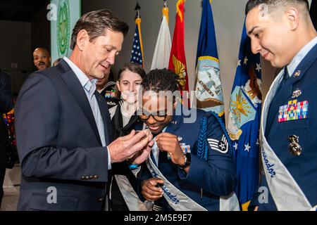 Wayne Peacock, Präsident und Vorstandsvorsitzender der United Services Automobile Association, überreichte den Militärbotschaftern der Joint Base San Antonio Münzen mit ihrer persönlichen USAA-Mitgliedsnummer beim Empfang des Militärbotschafters am 7. März 2022 im Witte Museum in San Antonio, Texas. Die Zeremonie ist eine offizielle Vorstellung der Militärbotschafter, die das Engagement und die Unterstützung von San Antonio Gemeindeführern für unsere Mitglieder des Militärs hervorheben. Militärbotschafter sind Freiwilligendienstleute, die jede Abteilung vertreten, um die Öffentlichkeit zu informieren und zu informieren Stockfoto