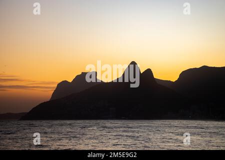 Blick auf Morro dos Dois Irmãos und Pedra da Gávea bei Sonnenuntergang, Rio de Janeiro. Stockfoto