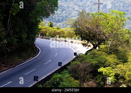 Gewundene Kurve im Berg Stockfoto