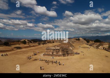 Oaxaca de Juarez, Mexiko. 27. Dezember 2022. Touristen genießen ihren Urlaub in der archäologischen Zone Monte Alban, 8 km von der Stadt Oaxaca de Juarez entfernt. Sie war die antike Hauptstadt der Zapoteken und eine der ersten Städte in Mesoamerica, und eine der beliebtesten während ihrer Blütezeit. Am 27. Dezember 2022 in Oaxaca de Juarez, Mexiko. (Kreditbild: © Carlos Santiago/Eyepix via ZUMA Press Wire) Stockfoto