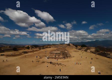 Oaxaca de Juarez, Mexiko. 27. Dezember 2022. Touristen genießen ihren Urlaub in der archäologischen Zone Monte Alban, 8 km von der Stadt Oaxaca de Juarez entfernt. Sie war die antike Hauptstadt der Zapoteken und eine der ersten Städte in Mesoamerica, und eine der beliebtesten während ihrer Blütezeit. Am 27. Dezember 2022 in Oaxaca de Juarez, Mexiko. (Kreditbild: © Carlos Santiago/Eyepix via ZUMA Press Wire) Stockfoto