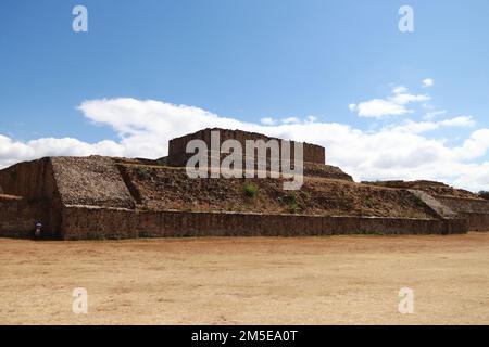 Oaxaca de Juarez, Mexiko. 27. Dezember 2022. Touristen genießen ihren Urlaub in der archäologischen Zone Monte Alban, 8 km von der Stadt Oaxaca de Juarez entfernt. Sie war die antike Hauptstadt der Zapoteken und eine der ersten Städte in Mesoamerica, und eine der beliebtesten während ihrer Blütezeit. Am 27. Dezember 2022 in Oaxaca de Juarez, Mexiko. (Kreditbild: © Carlos Santiago/Eyepix via ZUMA Press Wire) Stockfoto