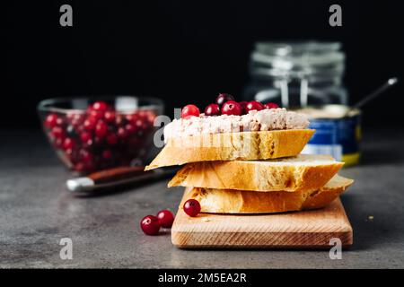 Leberpastete mit Preiselbeeren auf dunklem Hintergrund. Stockfoto