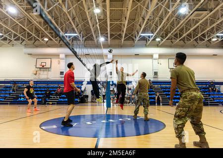 Während der Auftaktveranstaltung des Air Force Assistance Fund auf dem Luftwaffenstützpunkt Incirlik, Türkei, am 3. März 2022 nehmen Flugzeuge aus dem 39. Luftwaffenstützpunkt an einem Volleyballturnier Teil. AFAF ist eine Sammlung von vier Wohltätigkeitsorganisationen, die ihre Bemühungen kombinieren, humanitäre Hilfe, Bildungshilfe und finanzielle Hilfe für unsere bedürftigen Mitglieder der Air Force zu leisten. Stockfoto