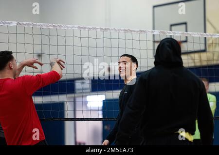 Während der Auftaktveranstaltung des Air Force Assistance Fund auf dem Luftwaffenstützpunkt Incirlik, Türkei, am 3. März 2022 nehmen Flugzeuge aus dem 39. Luftwaffenstützpunkt an einem Volleyballturnier Teil. AFAF ist eine Sammlung von vier Wohltätigkeitsorganisationen, die ihre Bemühungen kombinieren, humanitäre Hilfe, Bildungshilfe und finanzielle Hilfe für unsere bedürftigen Mitglieder der Air Force zu leisten. Stockfoto