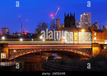 Blick über die Crown Point Bridge in Richtung Leeds City Centre, West Yorkshire, Großbritannien Stockfoto