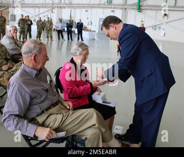 Generalmajor Billy M. Nabors, ehemaliger stellvertretender Generaladjutant und Befehlshaber, Mississippi Air National Guard präsentiert seiner Mutter Marjorie Nabors während seiner Ruhestandszeremonie am 6. März 2022 auf der Key Field Air National Guard Base in Meridian, Mississippi. Nabors ging mit über 38 Jahren Dienst für seinen Staat und seine Nation in Rente. Stockfoto