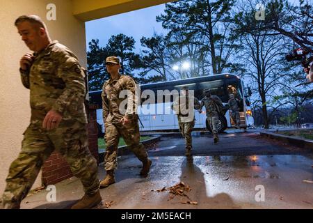 FORT Knox, Ky. Die Soldaten des V-Korps entladen sich im Sadowski Center aus einem Bus, um vor der Abfahrt zum Louisville International Airport am 7. März Manifestoperationen durchzuführen. Der Einsatz des V-Korps in Deutschland bietet eine stabilere Präsenz im Theater, um sich auf die Synchronisierung der USA zu konzentrieren Taktische Formationen der Armee und der Alliierten, die in Europa operieren. Stockfoto