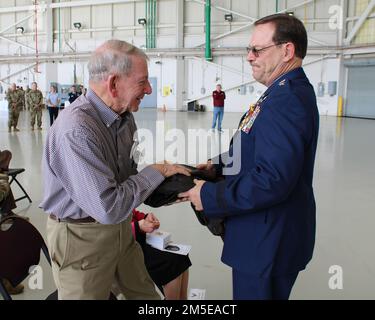 Generalmajor Billy M. Nabors, ehemaliger Stellvertretender Generaladjutant (Air) und Mississippi Air National Guard Commander, überreicht seinem Vater Billy Nabors während seiner Ruhestandsfeier am 6. März 2022 auf der Key Field Air National Guard Base in Meridian, Mississippi, seine Flugjacke. Nabors’ ging in den Ruhestand und war mehr als 38 Jahre im Dienst seines Staates und seiner Nation. (Air National Guard Foto von Staff Sgt. Jessica Hulbert) Stockfoto