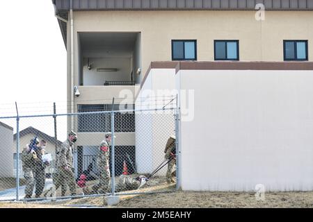 Ein Rettungs-Task-Force-Team befreit simulierte Opfer während einer Routineübung auf dem Luftwaffenstützpunkt Kunsan, Republik Korea, 7. März 2022. Die RTF besteht aus Ersthelfern des 8. Sicherheitsgeschwaders und des 8. Ziviltechniker-Geschwaders. Die 8. SFS und die 8. CES haben ihre Kräfte zusammengelegt, um sofortigen Zugang zum Tatort zu erhalten und die simulierten Opfer schnell zu befreien. Stockfoto