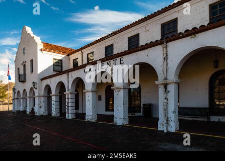 Das Äußere des historischen Bahnhofs Caliente Nevada unter blauem, wolkigen Himmel in Caliente, Nevada Stockfoto