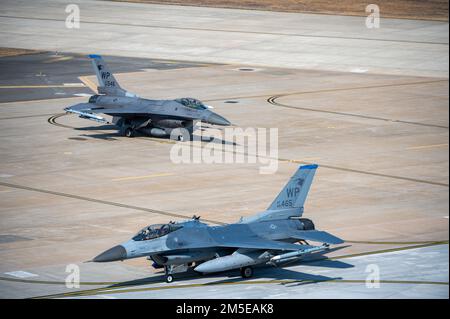 Zwei F-16 Fighting Falcons wurden dem 35. Kampfgeschwader vor dem Abflug zugeteilt, am Kunsan Air Base, Republik Korea, 8. März 2022. Die 35. FS ist bereit, jederzeit Gegenlufteinsätze, Luftsperrungen, Flugsicherungseinsätze zu schließen und Fluglotsen voranzubringen. Stockfoto