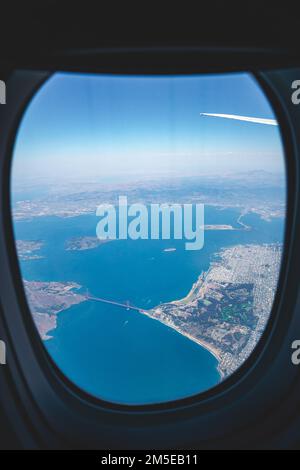 Vertikaler Blick auf die Innenstadt von san francisco vom Flugzeugfenster Stockfoto