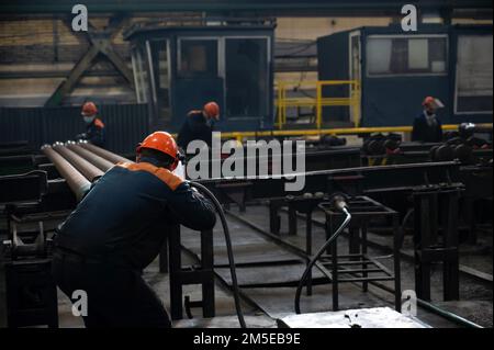 Arbeiter in der Stahlfabrik oder im Rohrwerk in Taganrog südlich von Russland Stockfoto