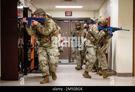 Das Team der Rescue Task Force (RTF) reagiert während des simulierten Active-Shooter-Trainings auf dem Luftwaffenstützpunkt Kunsan, Republik Korea, 7. März 2022. Die Verteidiger neutralisierten den simulierten Verdächtigen, befreiten ihn und behandelten simulierte Opfer, während sie den Tatort nach weiteren Bedrohungen suchten. Stockfoto