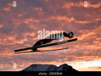 Oberstdorf, Deutschland. 28. Dezember 2022. Nordic/Ski Jumping, Weltmeisterschaft, Four Hills Tournament, Large Hill, Männer, Qualifikation: Decker Dean (USA) in Aktion. Kredit: Daniel Karmann/dpa/Alamy Live News Stockfoto