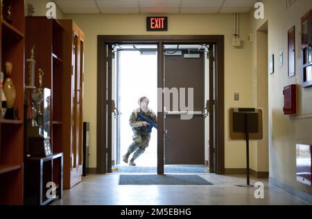 Das Team der Rescue Task Force (RTF) reagiert während des simulierten Active-Shooter-Trainings auf dem Luftwaffenstützpunkt Kunsan, Republik Korea, 7. März 2022. Die Verteidiger neutralisierten den simulierten Verdächtigen, befreiten ihn und behandelten simulierte Opfer, während sie den Tatort nach weiteren Bedrohungen suchten. Stockfoto