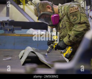 USA Air Force Senior Airman Evan Rarick, 380. Expeditionary Maintenance Squadron Aircraft Structural Maintenance Technician, arbeitet an einer Eisverkleidung von einem KC-10-Tankboom auf dem Al Dhafra Air Base, Vereinigte Arabische Emirate, 7. März 2022. Instandhaltung von Luftfahrzeugstrukturen Airmen stellt eine Vielzahl von Metallteilen für Flugzeug- und Fahrzeugreparaturen sowie für Bauprojekte auf dem Boden her. Stockfoto