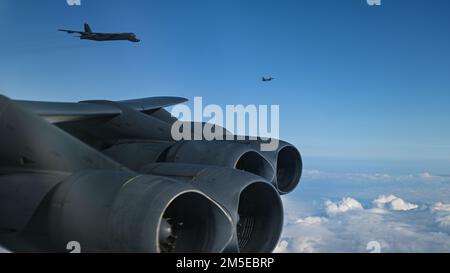 Zwei US-Dollar Air Force B-52H Stratofortress“, die der 69. Expeditionsbombenstaffel, RAF Fairford, England, zugeteilt ist, fliegt eine routinemäßige und geplante Integrationsmission mit einer Hellenic Air Force F-16 Fighting Falcon während der Bomber Task Force Europe am 7. März 2022, einer langjährigen Abschreckungsmission. Die USA sind die einzige alliierte Nation, die strategische Bomberfähigkeiten unterhält und ihre globale Reichweite im Namen der Alliierten und Partner auf der ganzen Welt ausübt - jederzeit und überall. Stockfoto