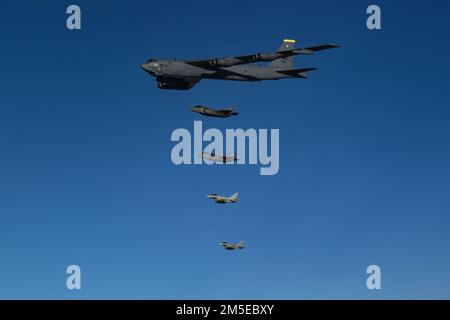EIN US-AMERIKANISCHER Air Force B-52H Stratofortress, die der 69. Bombenstaffel, RAF Fairford, England, zugeteilt wurde, fliegt eine routinemäßige und geplante Integrationsmission mit der italienischen Air Force F-35 Lightning IIS und Eurofighter Taifunons während der Bomber Task Force Europe am 7. März 2022, einer langjährigen Abschreckungsmission. Strategische Bombermissionen verbessern die Bereitschaft und Ausbildung, die erforderlich sind, um auf potenzielle Krisen oder Herausforderungen auf der ganzen Welt zu reagieren. Stockfoto