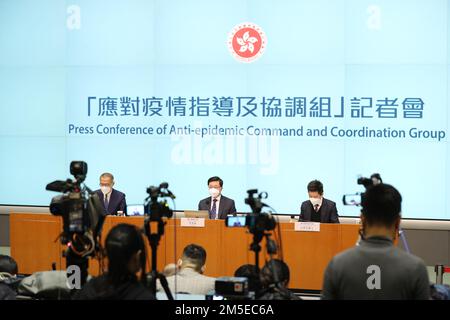 Hongkong, China. 28. Dezember 2022. John Lee, Vorstandsvorsitzender der Sonderverwaltungsregion Hongkong (HKSAR), nimmt am 28. Dezember 2022 an einer Pressekonferenz in Hongkong, Südchina, Teil. UM MIT „Hong Kong zu heben soziale Distanzierung Maßnahmen, Nukleinsäuretest bei Ankunft“ zu GEHEN: Li Gang/Xinhua/Alamy Live News Stockfoto