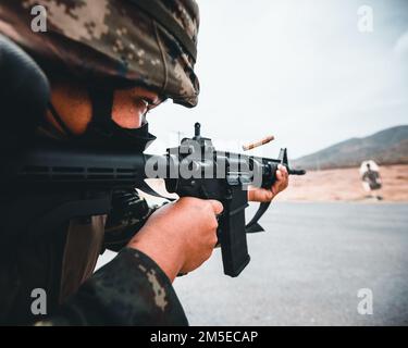 Ein Soldat, der dem 112. Royal Thai Stryker Regiment, Royal Thai Army, zugeteilt wurde, greift während Hanuman Guardian 2022 in Lopburi, Königreich Thailand, am 2. März 2022 Ziele mit seinem M4A1-Karabiner an. Das HG 22 bietet den Vereinigten Staaten und der RTA die Möglichkeit, die Interoperabilität zu verbessern und die Partnerkapazitäten bei der Planung und Durchführung komplexer und realistischer Operationen der multinationalen Truppe und der kombinierten Task Force zu erhöhen. Stockfoto