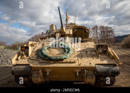 USA Armee-Bradley-Kampfflugzeug wurde dem 2. Bataillon, dem 34. Armored Regiment, dem 1. Armored Brigade Combat Team, 1. Infanterie-Division zugeteilt für eine Live-Feuerübung am 7. März 2022 im Militärgebiet Hradiště im Nordwesten der Tschechischen Republik. Die 2/34. nimmt an der multinationalen Übung, dem Saber Strike 22, Teil, die entlang der baltischen Staaten und an den Grenzen der europäischen Verbündeten stattfindet. Übungen wie diese bieten den NATO-Verbündeten die Möglichkeit, in einem realistischen Trainingsumfeld nebeneinander zu trainieren. Stockfoto