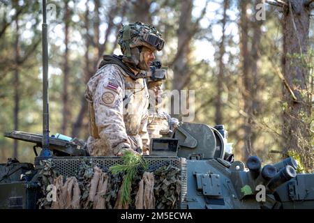 Die lettischen Streitkräfte nehmen am 7. März 2022 an einer multinationalen Ausbildung während des Saber-Streiks 22 in Camp Adazi (Lettland) Teil. Saber Strike soll die Interoperabilität mit unseren NATO-Verbündeten verbessern und die regionalen Beziehungen stärken, die wir aufgebaut haben. Saber Strike ermöglicht es den NATO-Verbündeten, sich persönlich, beruflich, technisch und taktisch zu verbinden, um Synergieeffekte und eine kompetentere multinationale Kampftruppe zu schaffen. Stockfoto