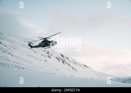 EIN US-AMERIKANISCHER Marine Corps Bell AH-1Z Viper mit Marine Light Attack Helicopter Squadron 269 (HMLA-269), 2. Marine Aircraft Wing, führt nahe Luftunterstützung vor Übung Cold Response 22 in Setermoen, Norwegen, 8. März 2022. Übung Cold Response 22 ist eine alle zwei Jahre stattfindende norwegische nationale Bereitschafts- und Verteidigungsübung, die in ganz Norwegen stattfindet, an der sich alle seine Militärdienste, darunter 26 alliierte Nationen der Nordatlantikvertrags-Organisation (NATO) und regionale Partner, beteiligen. Stockfoto