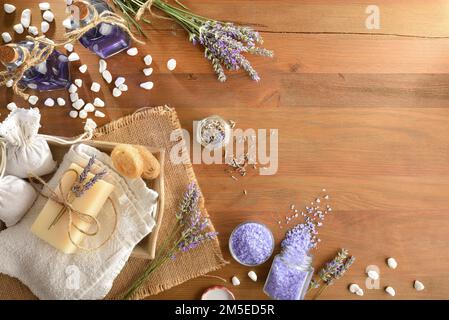 Set aus natürlichen Lavendel Körperpflegeprodukten auf Holztisch. Draufsicht. Horizontale Zusammensetzung. Stockfoto