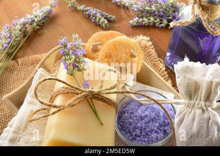 Detail der Hautpflegeprodukte mit Lavendelessenz auf Holztisch. Erhöhte Ansicht. Stockfoto