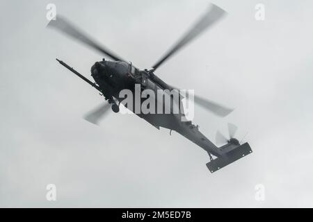 Ein HH-60 Pave Hawk, der der 33. Rettungsschwadron zugeteilt wurde, bereitet sich darauf vor, Mitglieder aus der Landezone während einer medizinischen Evakuierungsübung am Okuma Beach, Japan, am 7. März 2022 zu entfernen. Die 33. RQS nutzte diese Schulungsmöglichkeit, um die sichere und effektive Durchführung der medizinischen Notfallmaßnahmen im 18. Flügel am Okuma Beach zu validieren. Stockfoto