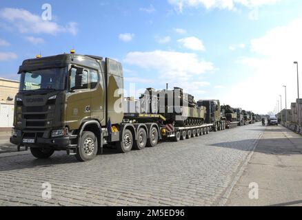 Die Bundeswehr für Schwermaschinen-Transportsysteme (HETS), die amerikanische M1 Abram-Kampfpanzer transportieren, wird am 7. März 2022 in Coleman Barracks, Deutschland, zur Weiterbewegung bereitgestellt. Die Bundeswehr arbeitet Seite an Seite mit amerikanischen Partnern, um das von der Armee vorbereitete Aktienprogramm zu unterstützen und dabei zu helfen, die russische Aggression zu sichern und abzuwehren. Stockfoto