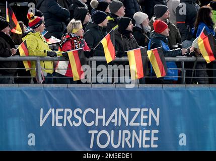 Oberstdorf, Deutschland. 28. Dezember 2022. Skispringen/Skispringen, Weltmeisterschaft, Four Hills Tournament, Large Hill, Männer, Qualifikation: Fans der deutschen Springer. Kredit: Angelika Warmuth/dpa/Alamy Live News Stockfoto