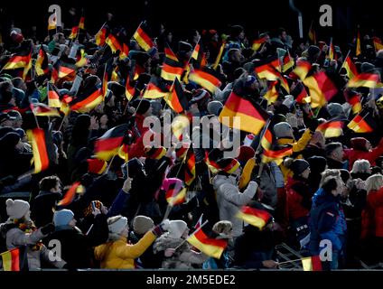 Oberstdorf, Deutschland. 28. Dezember 2022. Skispringen/Skispringen, Weltmeisterschaft, Four Hills Tournament, Large Hill, Männer, Qualifikation: Fans der deutschen Springer. Kredit: Angelika Warmuth/dpa/Alamy Live News Stockfoto