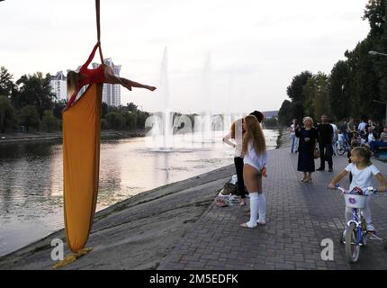 Kiew, Ukraine 22. September 2018: Mädchen hängt kopfüber an einem langen Tuch Stockfoto