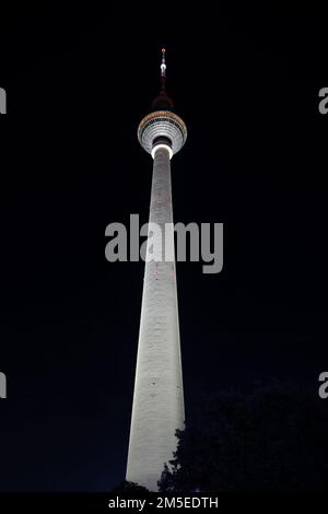 Fernsehturm (Fernsehturm) bei Nacht in Berlin beleuchtet. 368 Meter hohes Wahrzeichen mit Aussichtsplattform, Bar und einem Restaurant Stockfoto