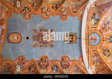 St. George Chapel im Inneren der Burg Ljubljana in Slowenien. Die Decke ist mit Fresken dekoriert. Die ursprünglich gotische Kapelle aus dem Jahr 1489 wurde in Baro rekonstruiert Stockfoto