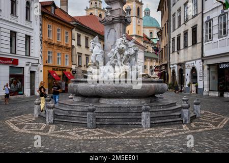 Ljubljana, Slowenien, der Robba-Brunnen (Slowenisch: Robbov vodnjak) oder der Brunnen der drei Flüsse Carniolan (Vodnjak treh kranjskih rek) auf dem Stadtplatz Stockfoto