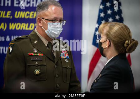 220307-N-XC372-1011 NEW DELHI (7. März 2022) Generalmajor Michael Place, kommandierender General des 18. Medical Command, Left, spricht mit Rear ADM Pamela Miller, Kommandochirurg der USA Indo-Pacific Command, während der Einweihung des Indo-Pacific Military Health Exchange 2021-22. IPMHE 2021-22 ist eine multilaterale, führende militärisch-medizinische Veranstaltung, die von Indiens Armed Forces Medical Services und den USA gemeinsam ausgerichtet wird Indo-Pacific Command, wo sich Gesundheitsfachkräfte verschiedener Herkunft zusammenschließen, um Beziehungen zu entwickeln und das globale Gesundheitsengagement in der Region Indo-Pacific zu gestalten. Stockfoto