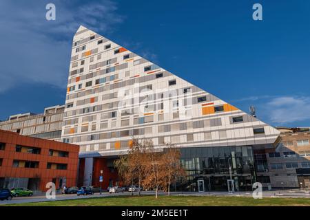 Business- und Apartment-Gebäude R5 in dreieckiger Form, moderne, zeitgenössische Architektur in der slowenischen Stadt Ljubljana. Stockfoto