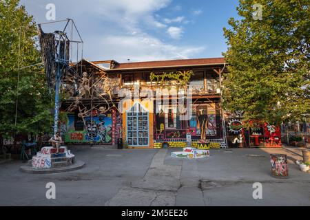 Hostel Celica bei Sonnenuntergang in Ljubljana, Slowenien, ehemaliges Militärgefängnis, dekoriert mit Wandgemälden, Graffituren, Skulpturen. Stockfoto