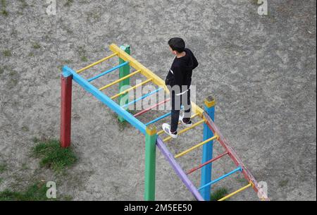 Kiew, Ukraine 18. Oktober 2020: Jungs spielen zu Hause auf dem Spielplatz Stockfoto