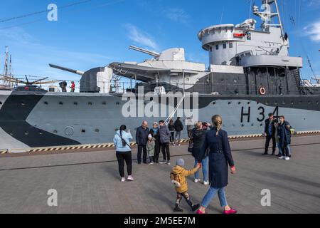 Hafen von Gdynia, Polen, Bewohner des ORP Błyskawica (Blitz) Zerstörer der Klasse Grom der polnischen Marine, das während des Zweiten Weltkriegs diente Stockfoto