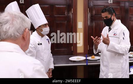 CPL. Christopher Ramirez, 371. Kavallerie, 1. Brigade-Kampfteam, Fort Drum, NY, erhält Feedback von den Richtern während der Joint Culinary Training Übung am 7. März 2022 in Fort Lee, VA. Alle Richter und Regeln der Übung werden von der American Culinary Federation genehmigt. Stockfoto