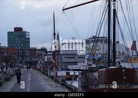 Kiel, Deutschland. 28. Dezember 2022. Passanten gehen vorbei an den Stegen am Kieler Fjord. Kredit: Marcus Brandt/dpa/Alamy Live News Stockfoto