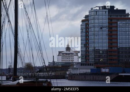 Kiel, Deutschland. 28. Dezember 2022. Eine Color Line Fähre (M) liegt am Norway Quay am Kiel Fjord. Kredit: Marcus Brandt/dpa/Alamy Live News Stockfoto