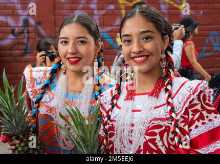 Junge Tänzer der Tanzgruppe Flor de Pina von San Juan Bautista Tuxtepec im Guelaguetza in Oaxaca, Mexiko. Stockfoto