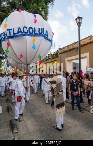 Die Tanztruppe von Tlacolula in traditioneller Kleidung bei der Guelaguetza-Parade in Oaxaca, Mexiko. Stockfoto