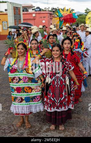 Die Tänzer Flor de Piña aus San Juan Bautista Tuxtepec bei einer Parade auf dem Guelaguetza Festival in Oaxaca, Mexiko. Stockfoto